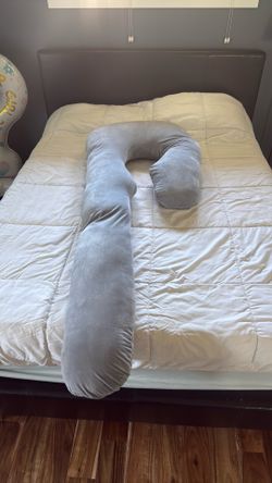 Momcozy pregnancy pillow