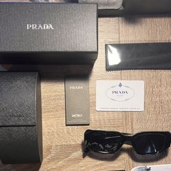 Black Prada PR17WS
