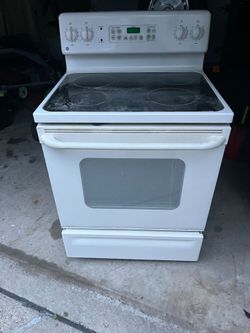Frigidaire top freezer refrigerator and stove set both electric