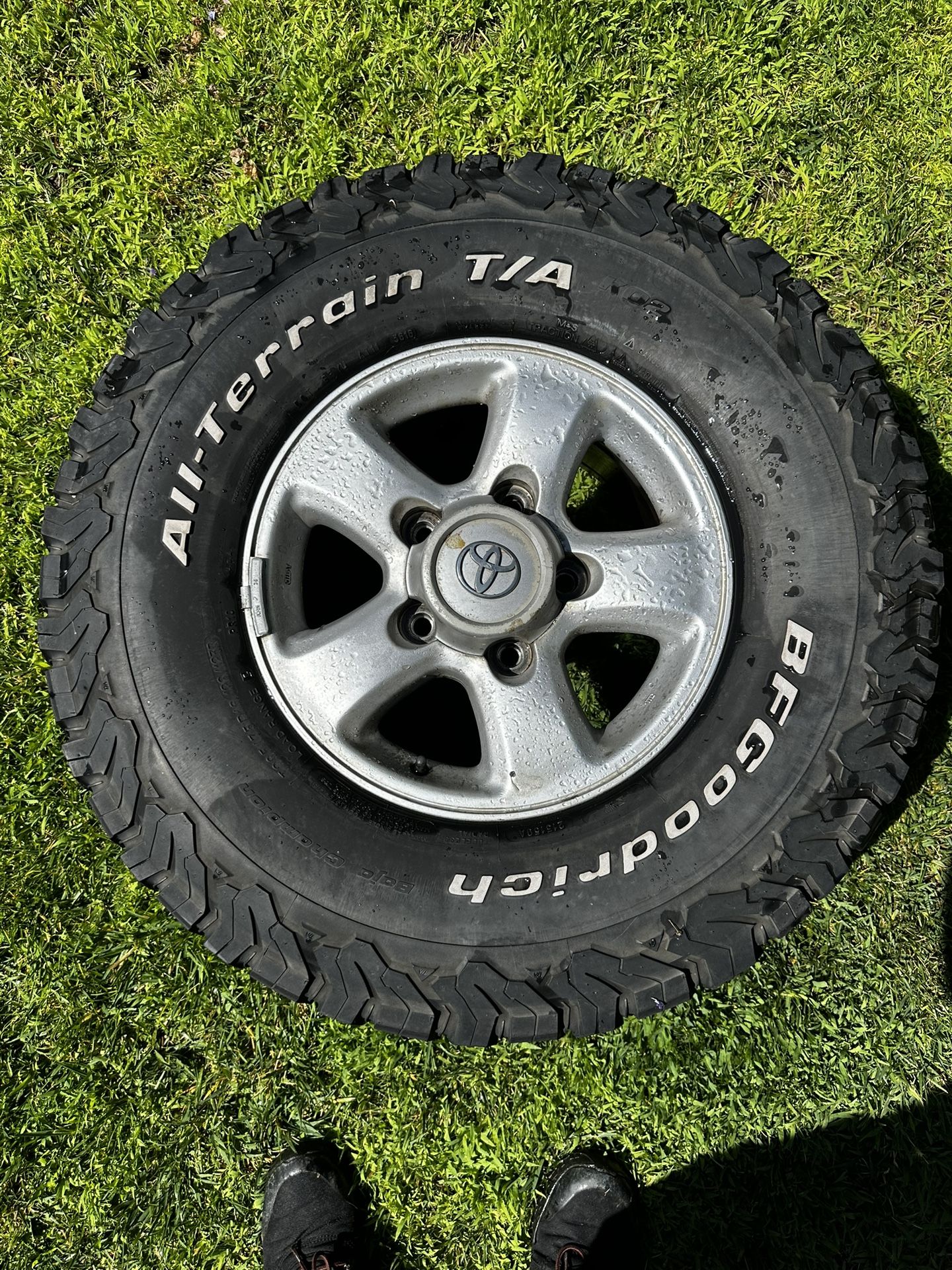 1999 Toyota Land Cruiser OEM 5x150 wheels 285/75R16 BFGoodrich tire - $700 (W. Sacramento)