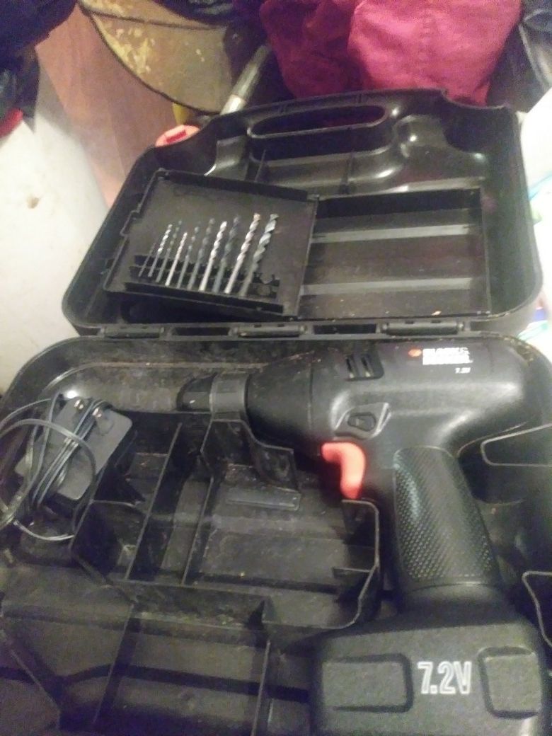 BLACK & DECKER 7.2 VOLT DRILL WITH CARRYING CASE