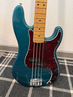 Upgraded Fender Player II Precision Maple Fingerboard Limited-Edition Bass Guitar - Ocean Turquoise