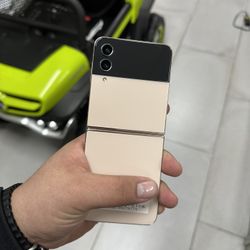 Galaxy Z Flip 4 5G Unlocked 128GB $379 BLACK FRIDAY DEAL!!