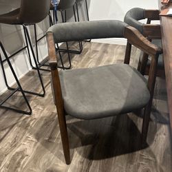 8 Chairs 