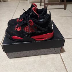 Jordan 4 red thunders size 6y good condition