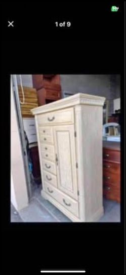 🎁BEAUTIFUL ARMOIRES 2 + DRAWERS AND LOTS OF SPACE BEHIND DOORS 🎁