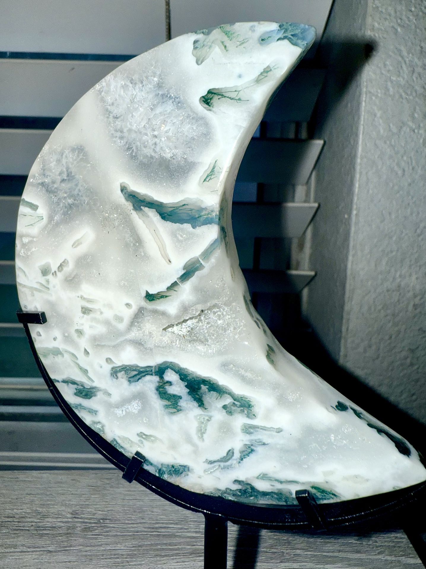 🌿 Moss Agate Crescent Moon — 164g — 3.5 Inches