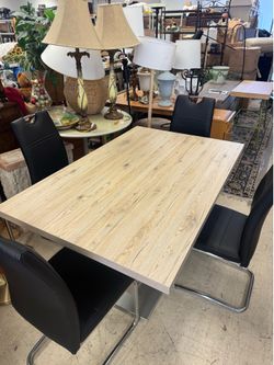 Beautiful extendable pedestal dining table designed by the German furniture brand Wössner W/ 4 Black Faux Chairs - 35.5” x 55” - Retail: $1395