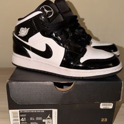 Jordan 1 Mid. 4.5Y