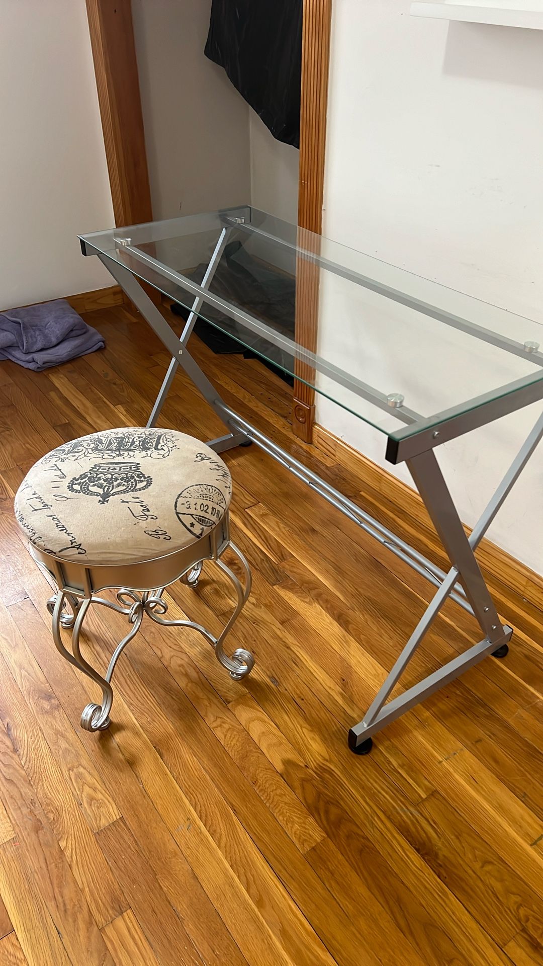 Make Up Table And Chair,great Condition ,steal!!