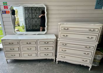 Beauty!Vintage original French Provincial set of Dresser,Mirror and Chest of Drawers! Measurements👇