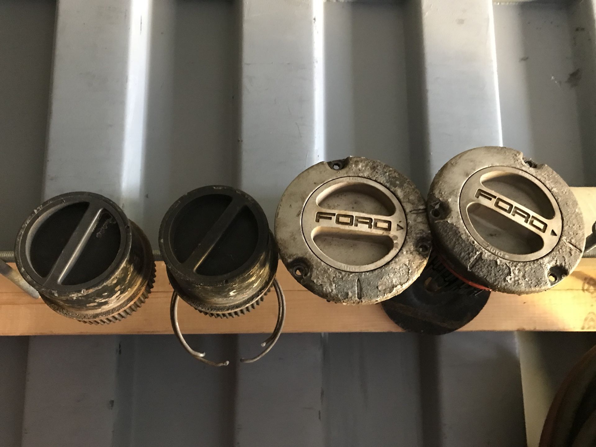 Ford 4x4 hubs / hubcaps / tail lights