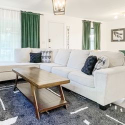 Ashley Albinger 2-Piece Sectional With Chaise