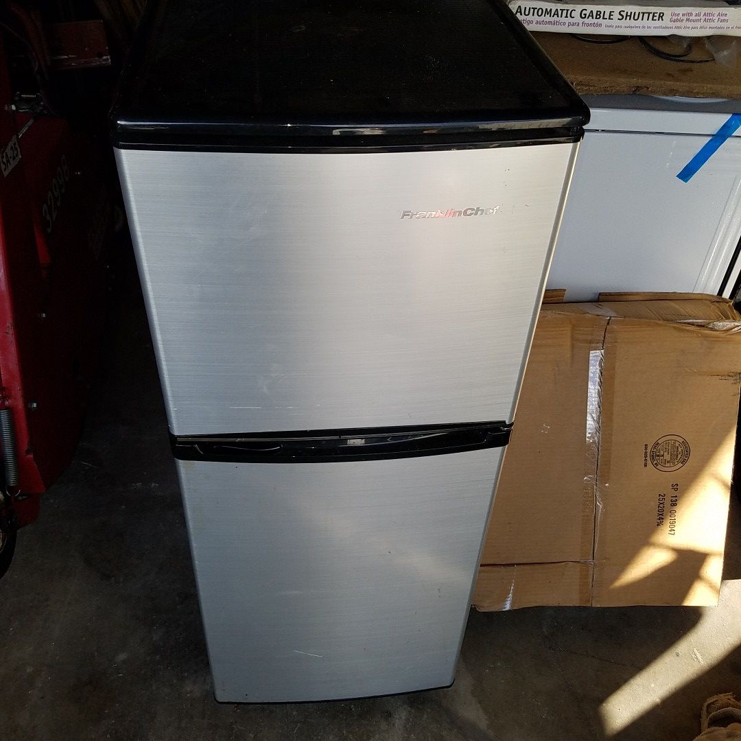 Dorm Size Refrigerator Freezer Big 4.0 CuFt.