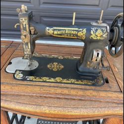 Antique Sewing Machine …. Beautiful Mint Condition 