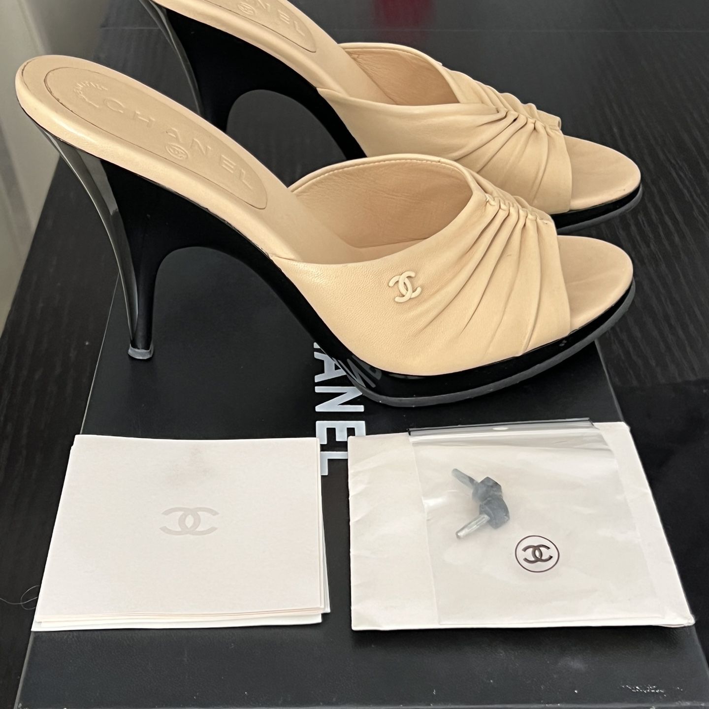 CHANEL 23K beige mules ⭕️Available to order now⭕️ 米色毛毛拖接