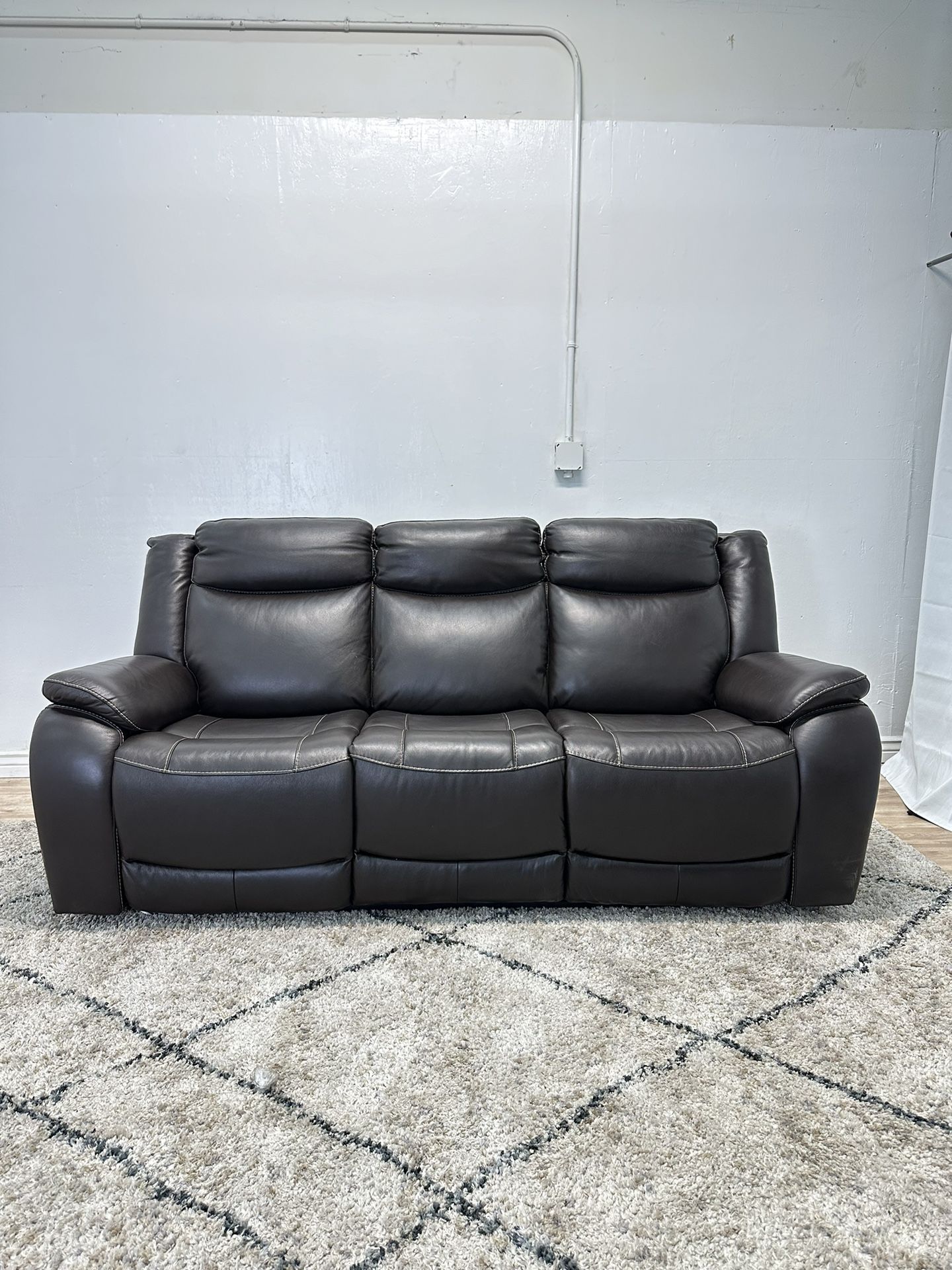 Leather Recliner Couch Free Delivery for Sale in Tempe, AZ OfferUp