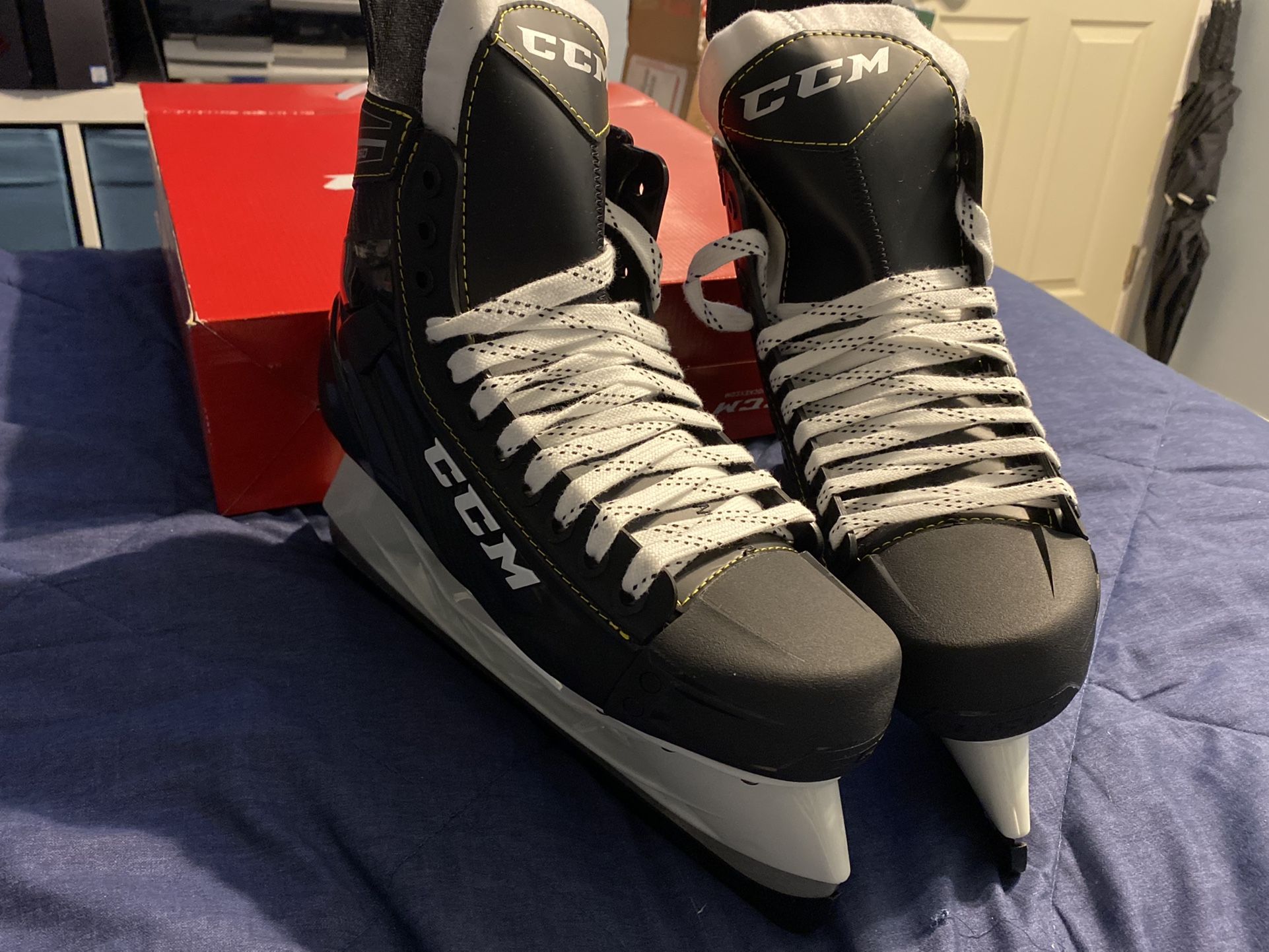 CCM Mens Size 10 Ice Skates