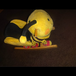 Mecedor de forma en mosca para niños pequeños limpio