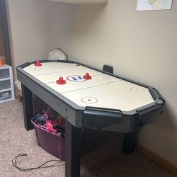 Air hockey table 