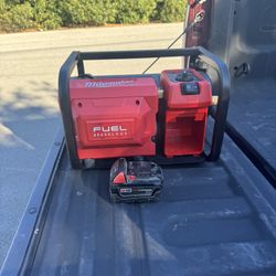 Milwaukee M18 FUEL 2 gal Horizontal Portable Quiet Air Compressor 135 psi With battery 