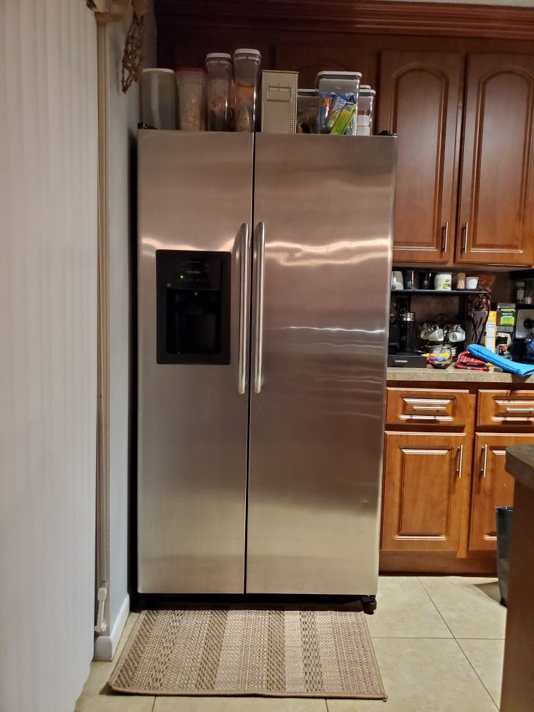 23.2 cu. Ft. Side by Side Refrigerator in Stainless Steel. Works perfectly , Cold Fridge, Cold Freezer, Water dispenser works Perfectly.