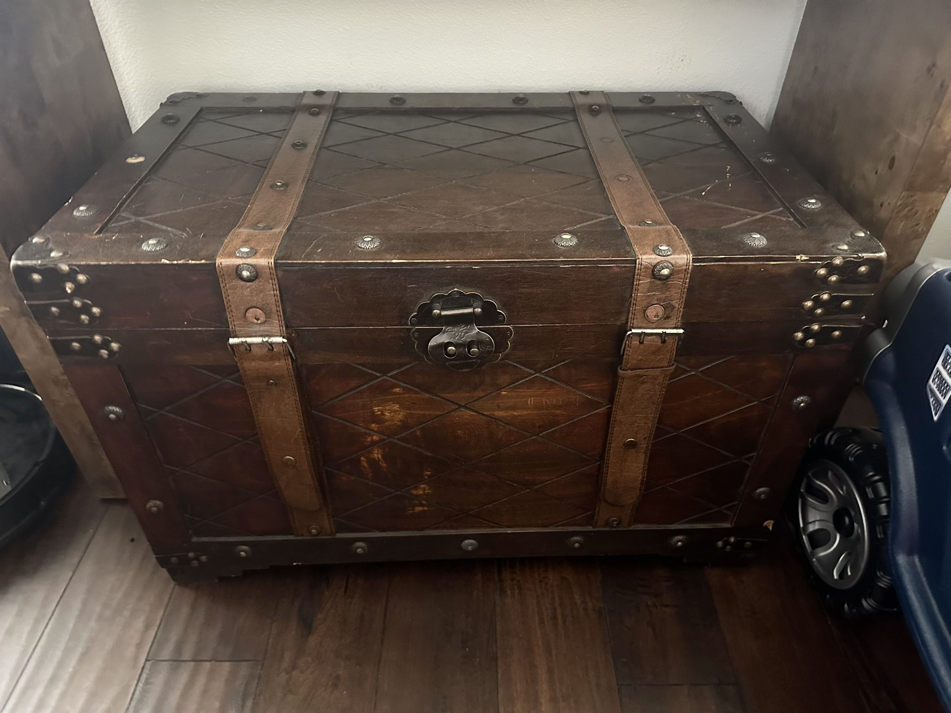 Vintage Trunk 