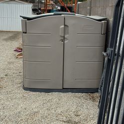 Large Rubbermaid slide top shed