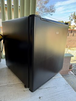 Sunbeam 1.7 cu ft Mini Refrigerator, Black (Mini Fridge Compact Single Door)