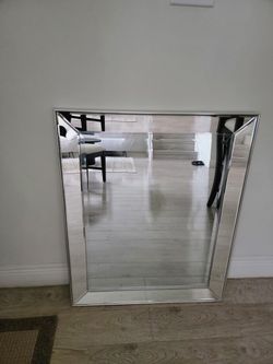 Espejo Sin Usar Mide 27 1,,/2 X 34 Pulgadas 
