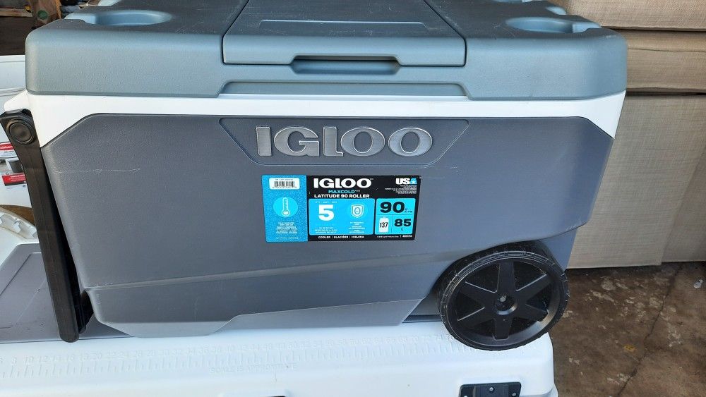 Igloo 90 Qt. Latitude Roller Cooler