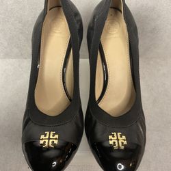 TORY BURCH BLK LEATHER WEDGES- SIZE 8