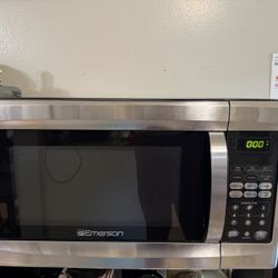 Large 1000 Watt Microwave