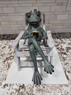SPI-Home Aluminum Frog Reading a Book