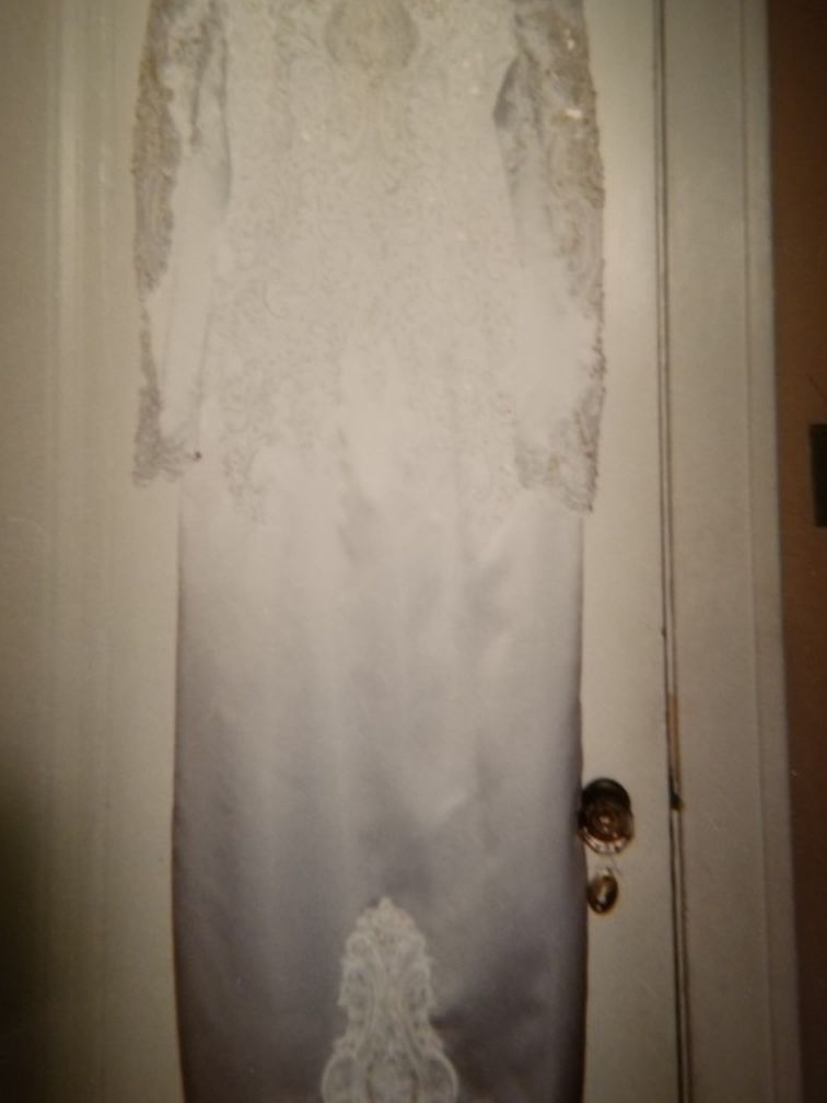 White Wedding dress with detach trane, Size 13/14