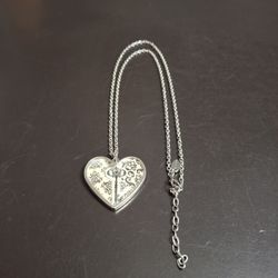 " The Key To My Heart " Silvertone Glass Covered With Damask Design Of A Ket With A Controse 27" Cable Chain