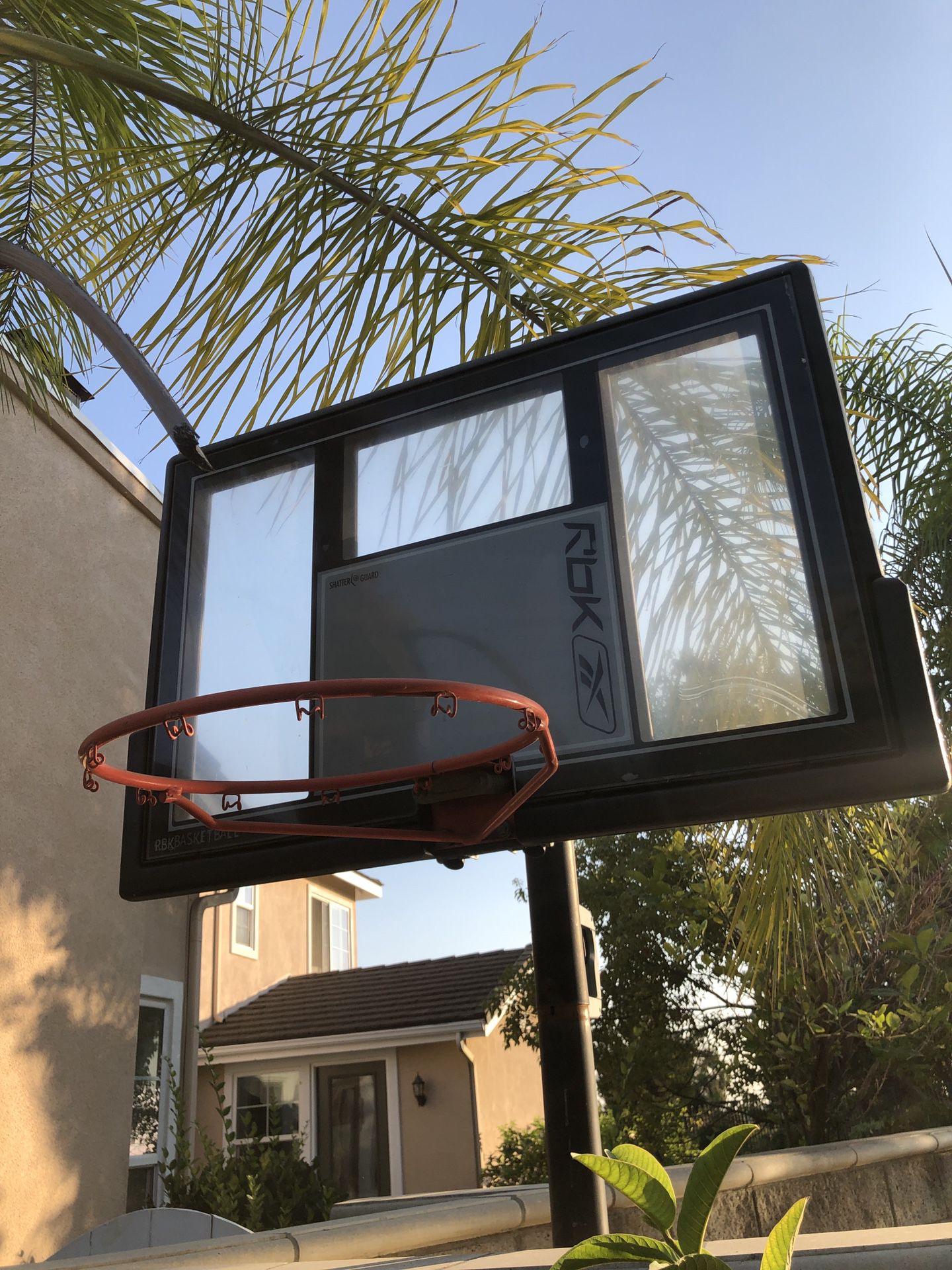 🏀 Basketball hoop by Reebok - Water-filled bottom, just needs net