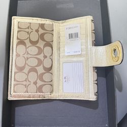 Coach Wallet with Checkbook Holder – Elegant & Functional Design   Stay stylish and organized with this Coach wallet featuring a built-in checkbook ho