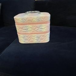 Very nice jewelry box for child or for travel.