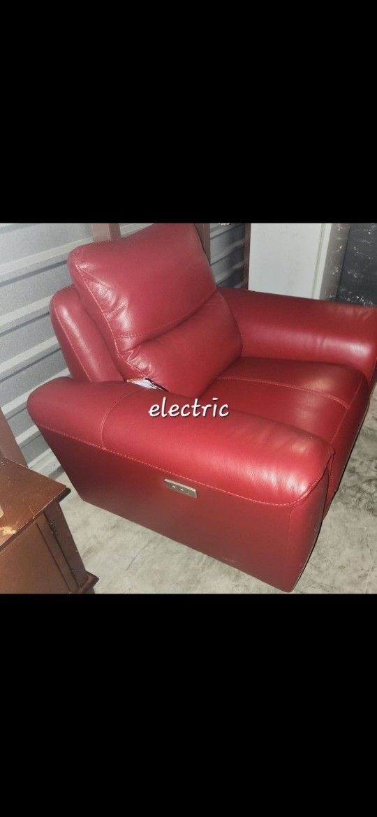 3 Pc Livingroom Set Electric Reclining Couch, Loveseat And Chair Working Order $400 For All 3 Pieces