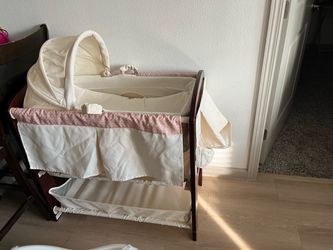 A changing Baby table/bassinet