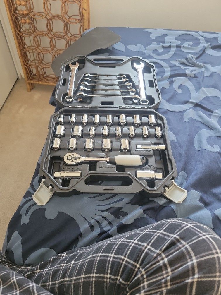 Maintenance Warehouse® 32-Piece Mechanic'S Tool Set