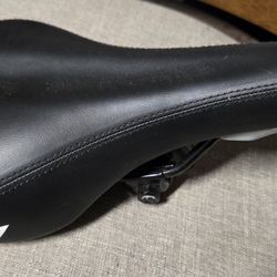 Vitesse Racing Road Mtn Universal Replacement Bicycle Bike Seat / Saddle Black