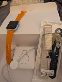 Apple Watch SE (1st Gen) – Great Condition — Includes Extras!