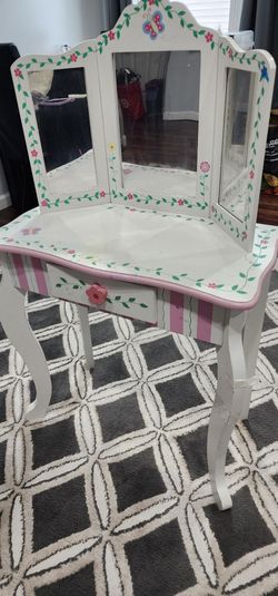 Little Girl's Vanity with chair