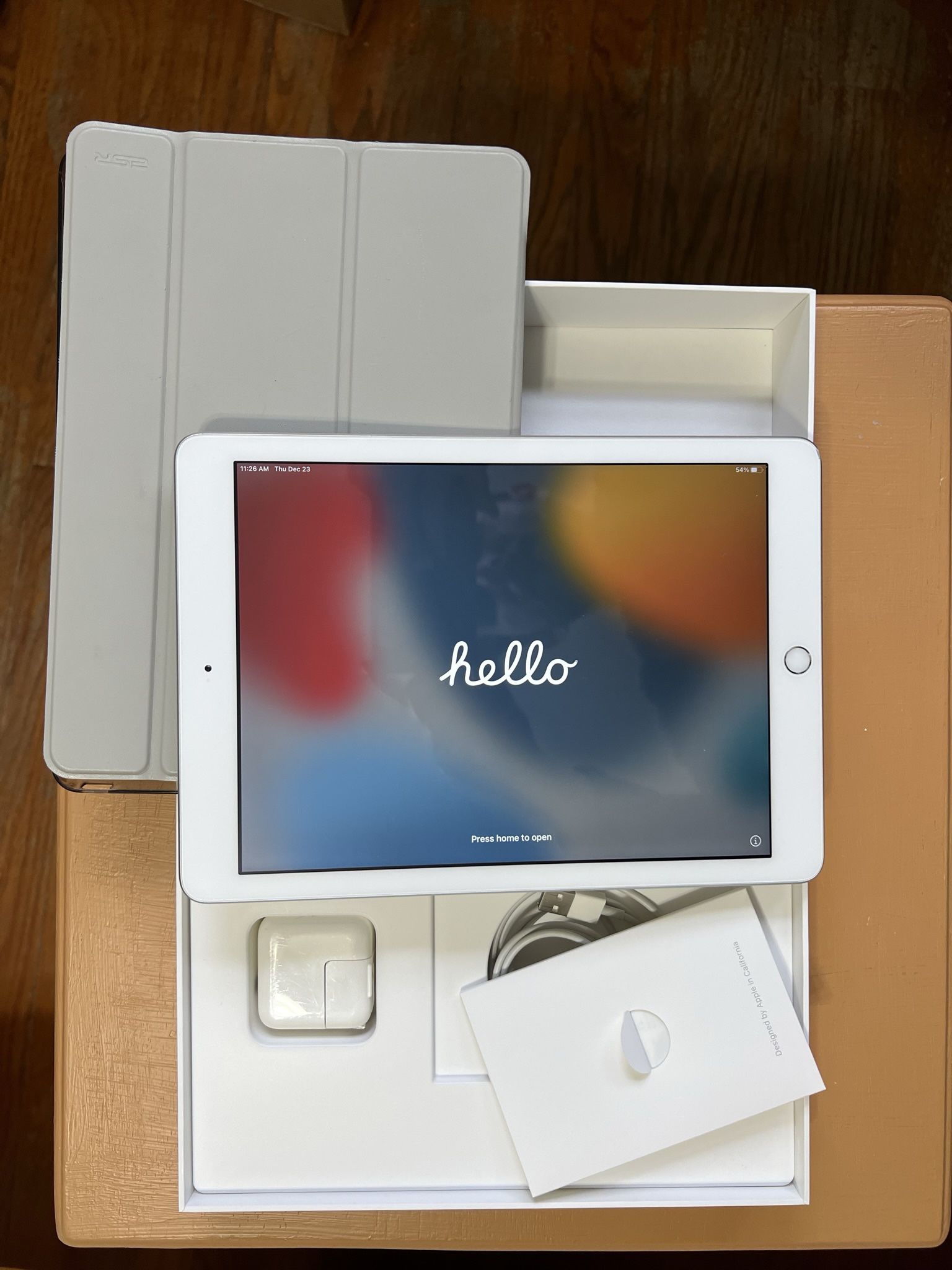 9.7" iPad 5th Gen (WiFi) / 128GB / MP2J2LL/A