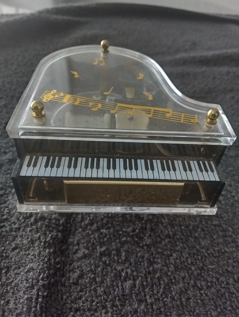 VINTAGE SANKYI LAUREL GRAND PANIO MUSIC BOX. MINI PIANO.