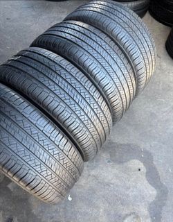 255/55/18 Michelin 📍📍 Selling a set of 4 tires with 80% tread life remaining 📍🌟