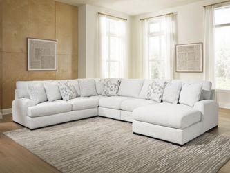 Wynncroft Manor Chalk 5-Piece Sectional with Right-Arm Facing Chaise (Online Special Price)