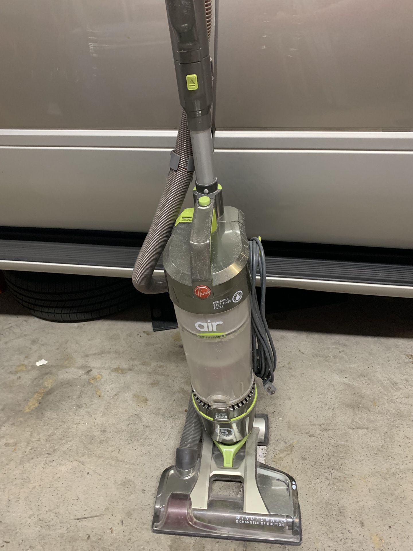 Hoover wind tunnel vacuum